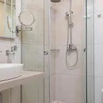4 Bedroom Nice Apartment In Malinska Appartamento *