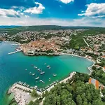 4 Bedroom Nice Apartment In Malinska *