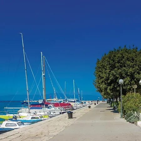 Nice Apartment In Malinska With Kitchen מאלינסקה