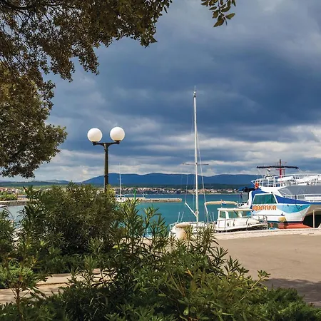 Nice Apartment In Malinska With Kitchen * מאלינסקה