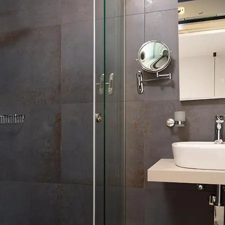 شقة 4 Bedroom Awesome Apartment In Malinska *